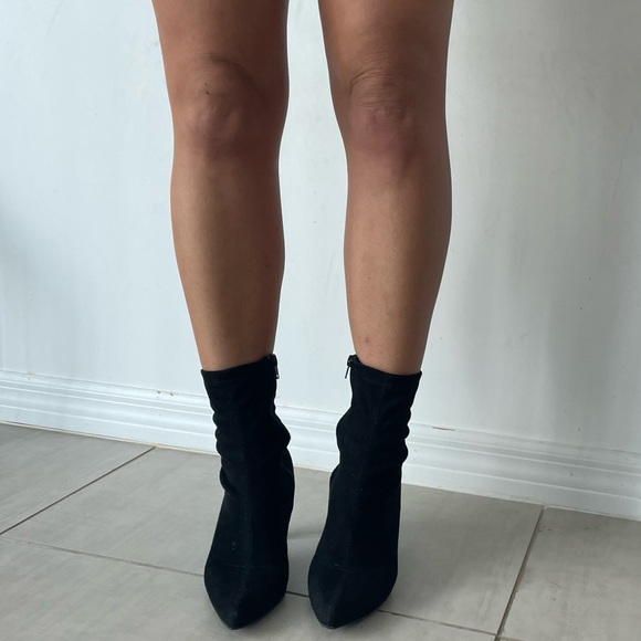 Shoes - 🖤black scrunchy zip ankle boots
